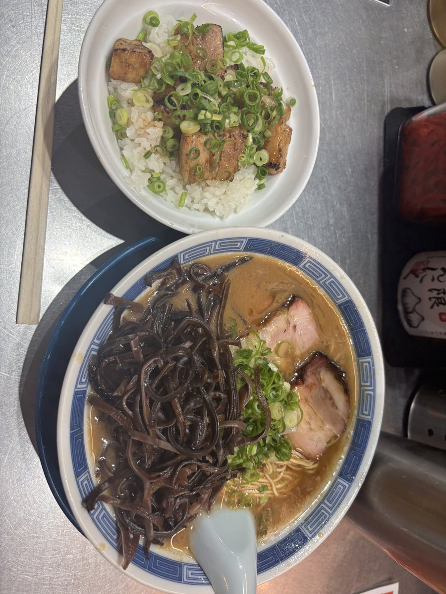 初めての箕輪家さん、、！
僕が足繁く通う鴨福(炎)さんとのコラボということで来店…！
仕事終わりに最高の一杯でした…
#ラーメン #中野 #箕輪家 #まるちゃん
#中華そば炎 #鴨福 #麺活