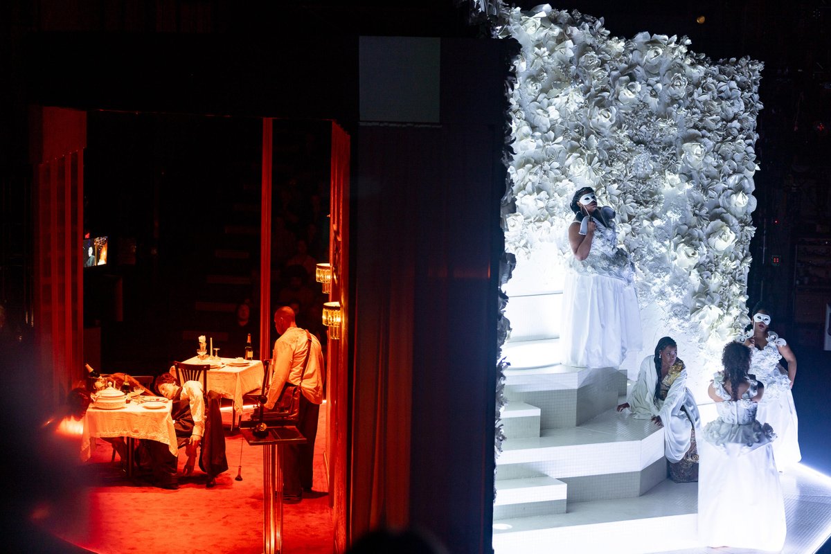 The Run AMOC* Festival by American Modern Opera Company kicked things off at #SummerForTheCity with the NY premiere of "The Comet / Poppea"—an epic and immersive operatic experience! 

(📸: 1-2 Lawrence Sumulong, 3-4 Sean Chee)