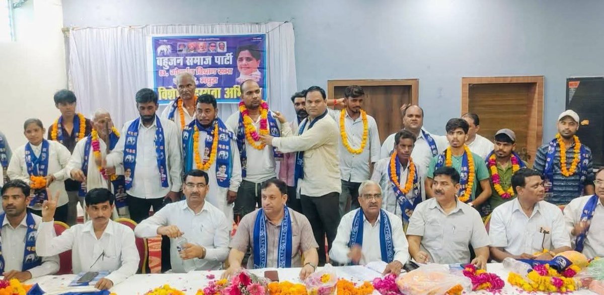 जनपद मथुरा में राष्ट्रीय लोक दल , समाजवादी पार्टी एवं आजाद समाज पार्टी छोड़कर 50-60 लोग बहुजन समाज पार्टी में शामिल करते हुए आगरा , मेरठ , एवं कानपुर मंडल के मुख्य मंडल प्रभारी श्री सूरज सिंह जी