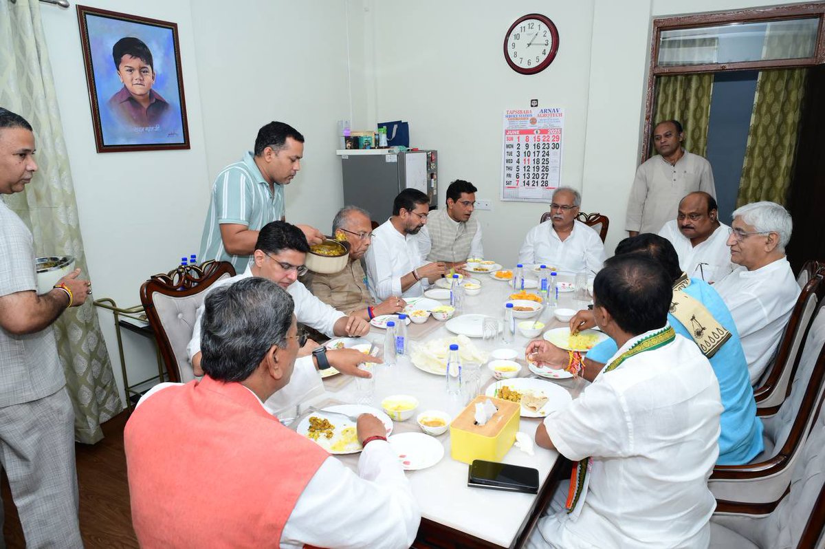 Sachin Pilot (@sachinpilot) on Twitter photo आज छत्तीसगढ़ विधानसभा में नेता प्रतिपक्ष <a href="/DrCharandas/">Dr. Charan Das Mahant</a> जी के निवास पर सभी वरिष्ठ नेताओं के साथ लंच किया। आज छत्तीसगढ़ विधानसभा में नेता प्रतिपक्ष <a href="/DrCharandas/">Dr. Charan Das Mahant</a> जी के निवास पर सभी वरिष्ठ नेताओं के साथ लंच किया।