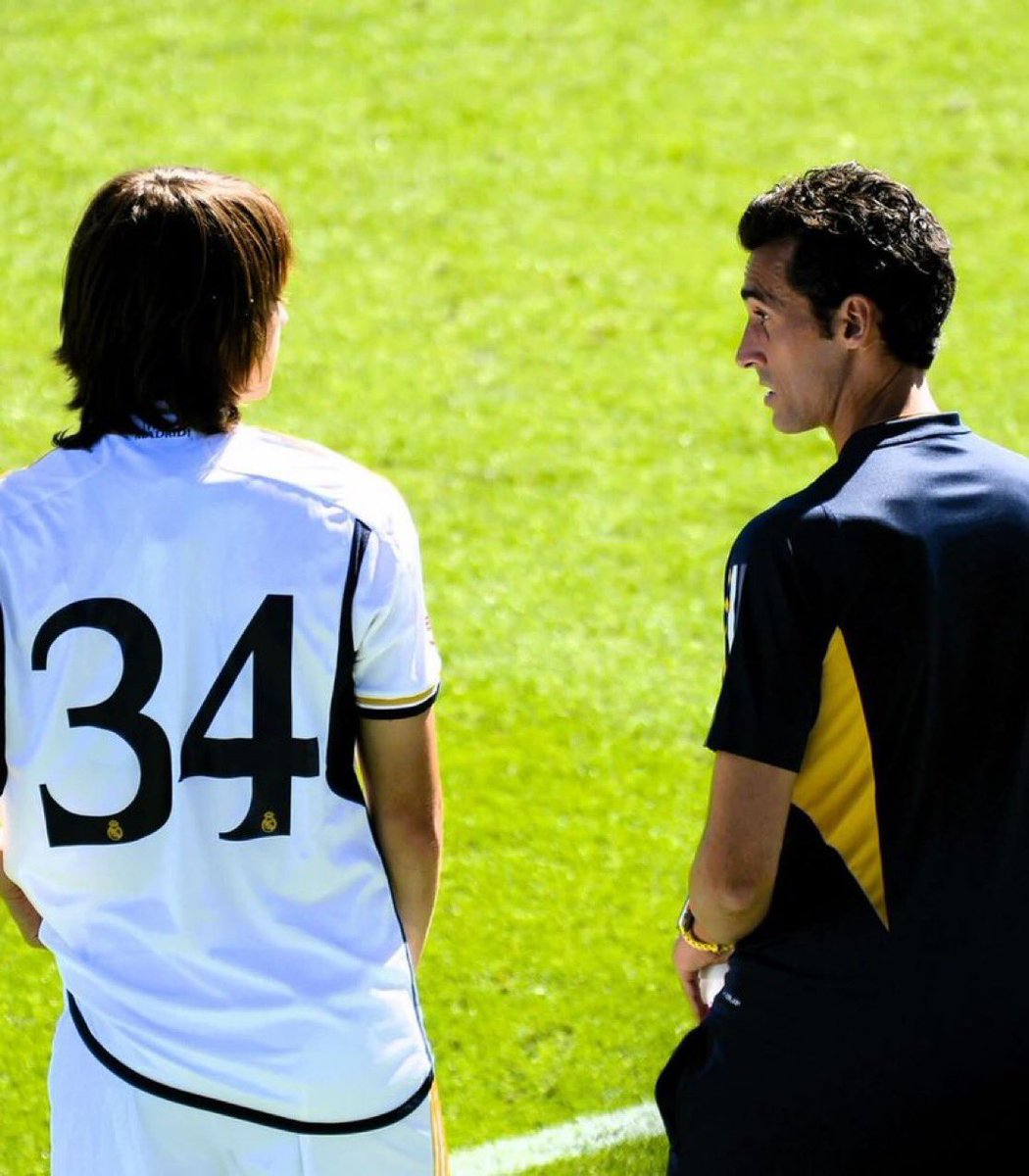 Sakatlıktan dönen Joan Martinez bu sezonu Castilla’da Arbeloa yönetiminde geçirecek. Alonso, Joan’ın durumunu yakından takip ediyor. 

Hedef A takıma hazır hale geleceği süreci kontrollü ve Joan’ın riske atmadan geçirmek (Marca).

Joan Martinez-Dean Huijsen ikilisini seneye A