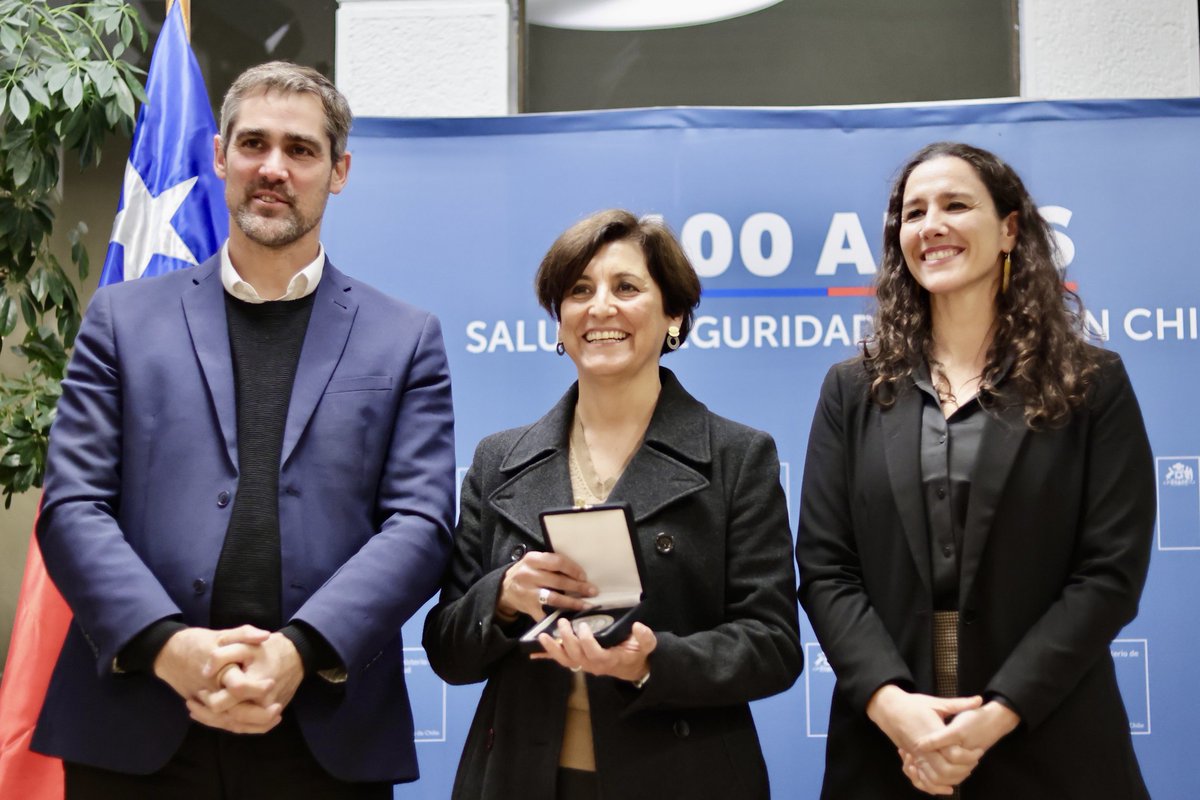 Ximena Aguilera (@ximenaguilera) on Twitter photo Muy emocionada de encabezar la ceremonia de reconociendo a ministros y ministras de Salud en estos 100 años del <a href="/ministeriosalud/">Ministerio de Salud</a>. Junto a ex autoridades y sus familias, destacamos a quienes dedicaron y han dedicado parte de su vida laboral a trabajar por la salud pública 🇨🇱. Muy emocionada de encabezar la ceremonia de reconociendo a ministros y ministras de Salud en estos 100 años del <a href="/ministeriosalud/">Ministerio de Salud</a>. Junto a ex autoridades y sus familias, destacamos a quienes dedicaron y han dedicado parte de su vida laboral a trabajar por la salud pública 🇨🇱.