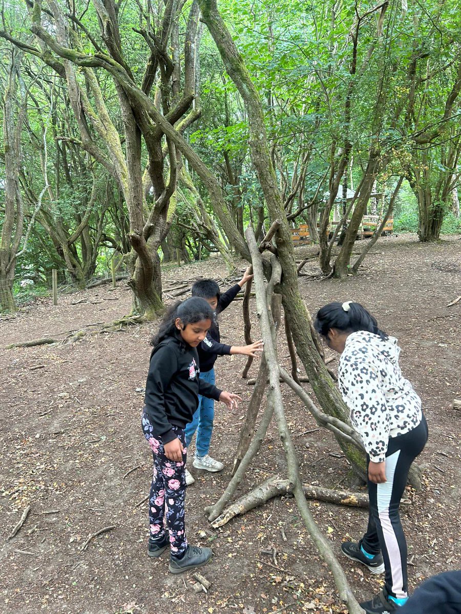 BrookfieldSM3's tweet photo. Having fun working collaboratively to build secure dens! #Wearecollaborative #WeAreLEO๐ฆ https://t.co/XXCJxQcEBn