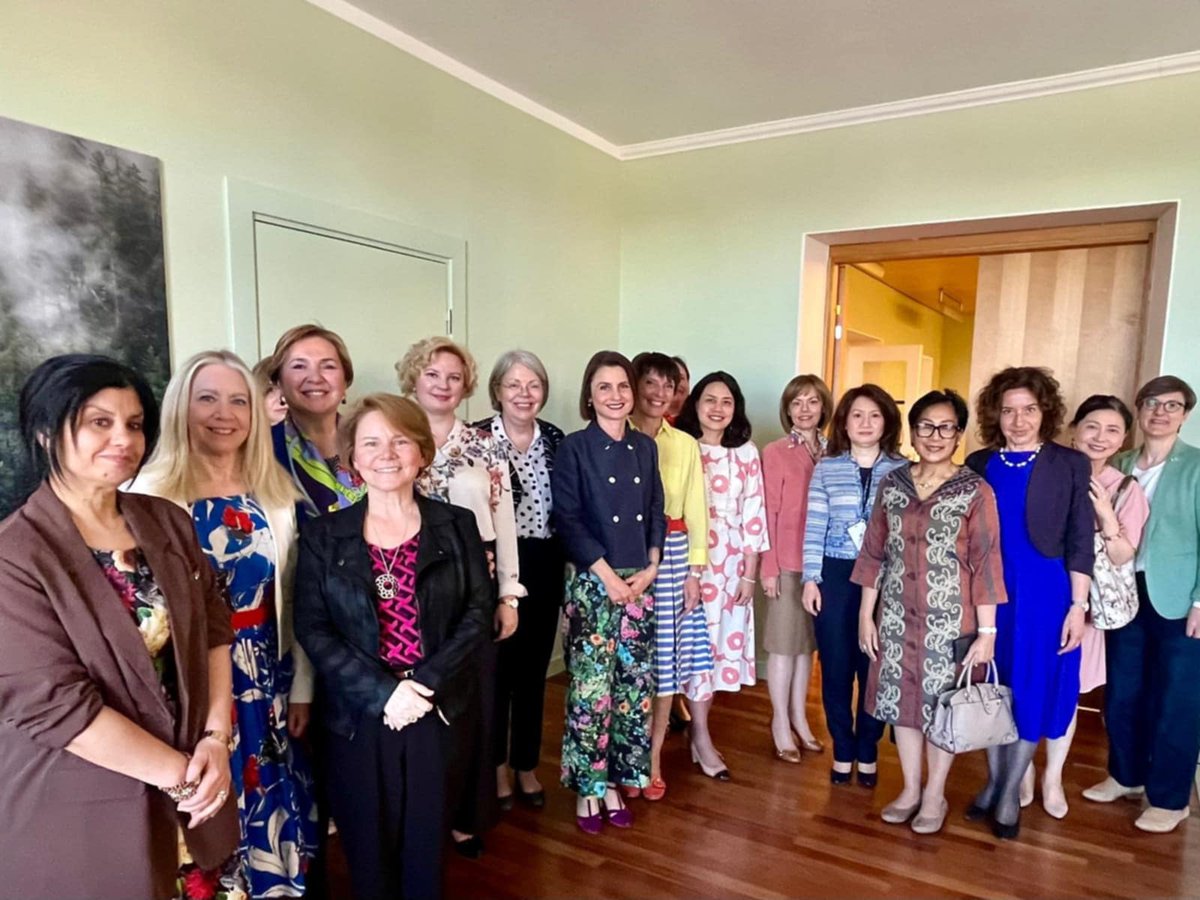 #DidYouKnow that #Canada tops the 2024 #WomenInDiplomacy Index with 53% women ambassadors, compared to 21% globally!  

On this #WomenInDiplomacyDay, we celebrate the wonderful women serving their countries around the world! 

(May 2024 photo of the women Ambassadors in Finland)