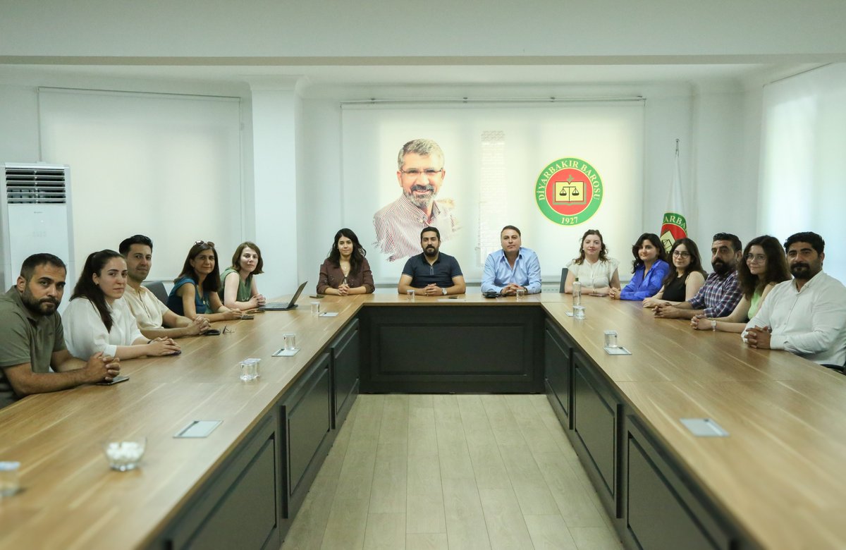 DEM Parti Çocuk Komisyonu'ndan Baromuza Ziyaret

DEM Parti Çocuk Komisyonu Eş Sözcüsü Beritan Güneş (DEM Parti Mardin Milletvekili) ve beraberindeki heyet, Baromuzu ziyaret etti.  

Ziyarette, yakın zamanda düzenlenecek olan “Çatışma Çözümü Süreçlerinde Çocuk Konferansı” için