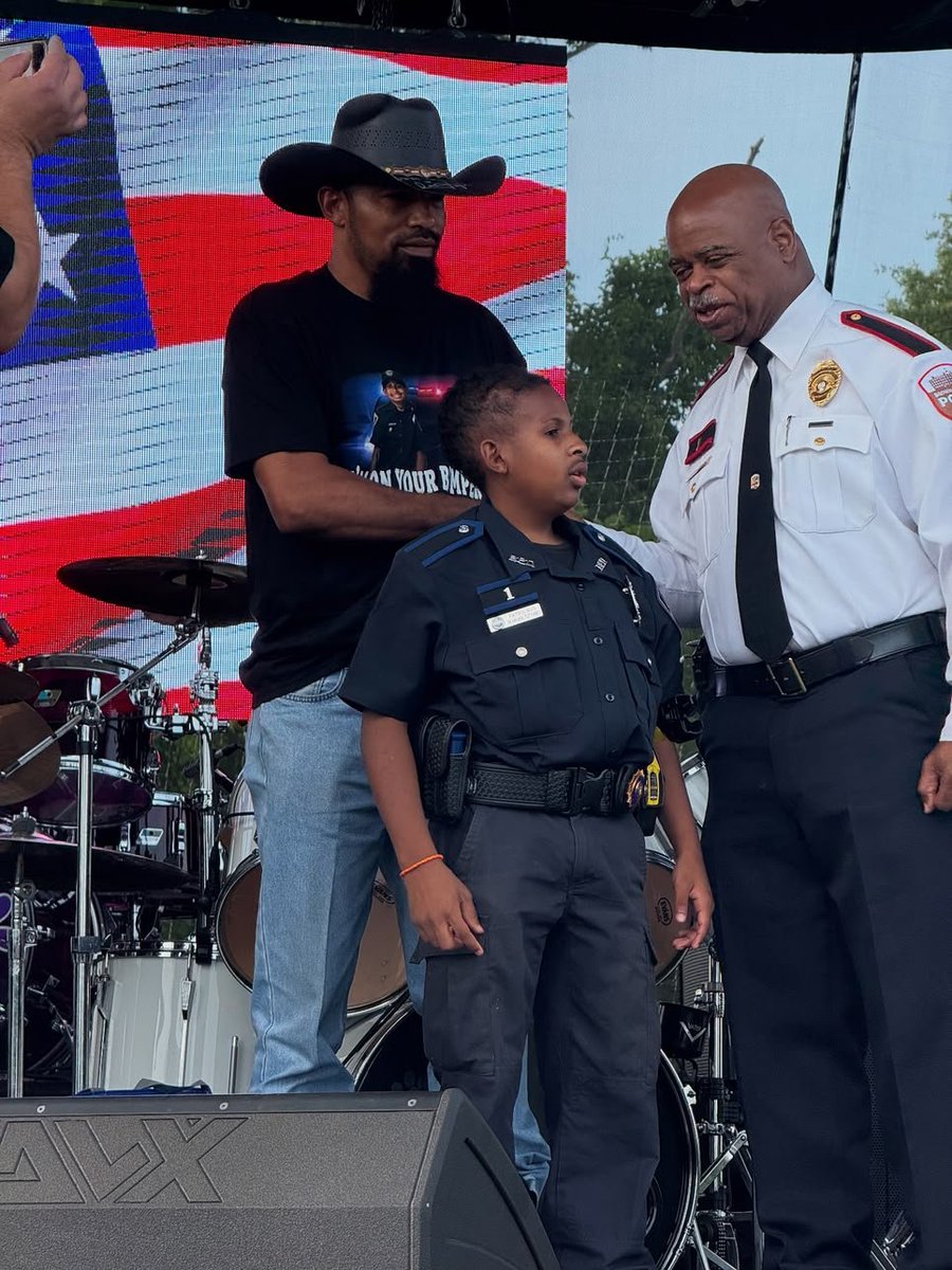 Over the weekend, Chief Chatman presented #BrowndDPS &amp; <a href="/IACLEA_Members/">IACLEA_Members</a> challenge coins to Officer DJ Daniel as he was sworn in by Bristol PD🚔👮🏾‍♂️

Chief Chatman: “His strength, resilience &amp; faith are gifts I'll treasure from him for years to come.”

 #DJDaniel #BristolPD #RI