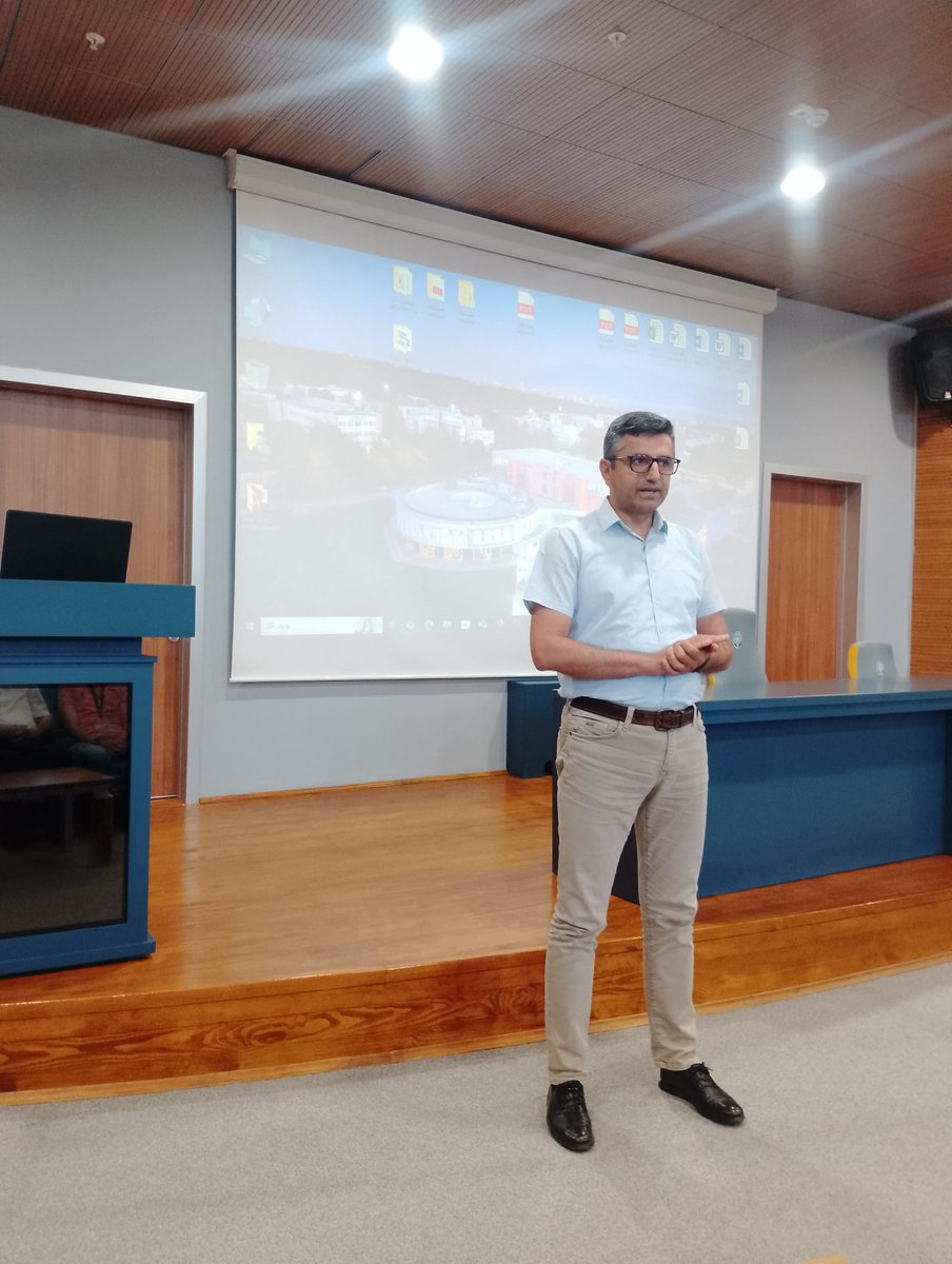 Görsel İşitsel Birim Sorumlumuz Kütüphaneci Barış Aktürk ve Açık Erişim Birimi personelimiz İbrahim İnce, Erasmus Personel Hareketliliği kapsamında Oslo Norveç ve Düsseldorf Almanya’da gerçekleştirdikleri kütüphane ziyaretlerinden edindikleri deneyimleri bir sunumla paylaştılar.