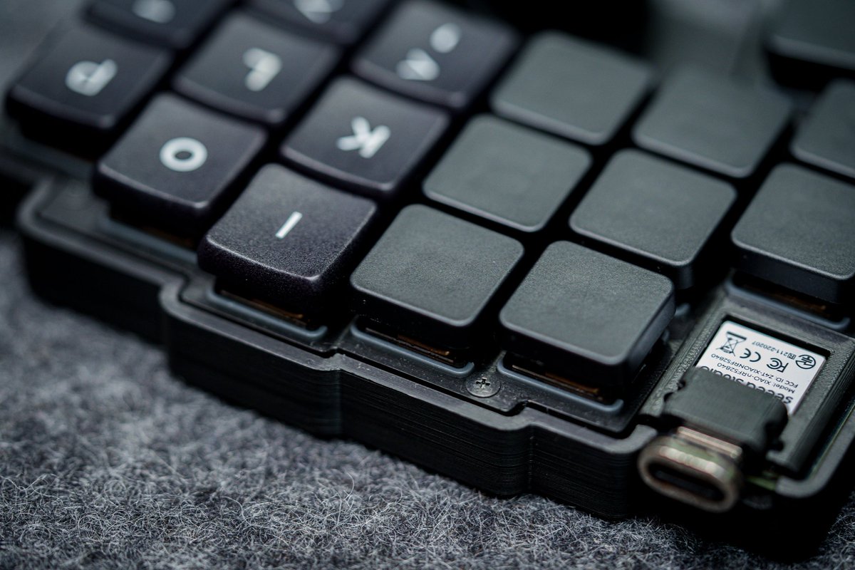 Tai-Hao MT 165 Low ProfileキーキャップをmoNa2に装備してみた。

▼Tai-Hao MT 165がステキなところ
- ブラックの色味が超良い。マッキーペンで塗り潰し的な紫味が一切ない
- 見た目とってもミニ丸
- さらに低くなれる(1mmくらい)
- 念願の完全無刻印化に成功

▼以前のChocFoxの方がステキなところ