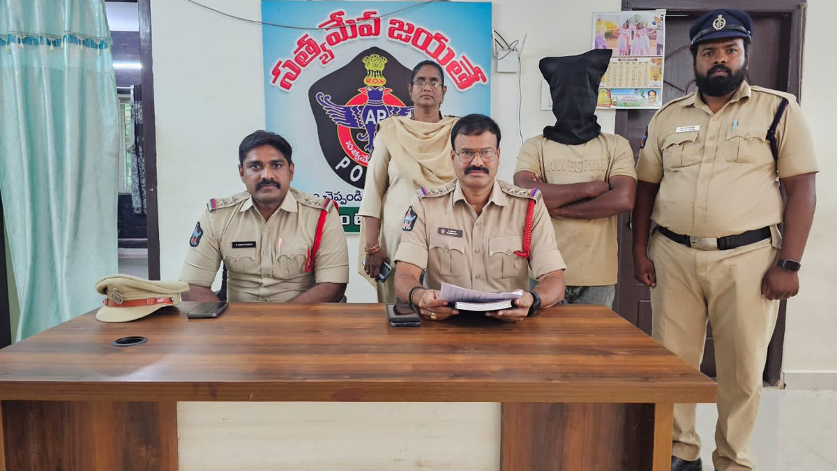 ముగ్గురు అరెస్టు...

కళ్యాణ్ గారి మీద మార్ఫింగ్, fake spread చేసే ముగ్గురు అరెస్టు.
 ఇంకా పేర్లు తెలియాల్సివుంది. వీరు రాష్ట్రం లో వివిధ ప్రాంతాలకు చెందిన వారు.

Pithapuram PS: