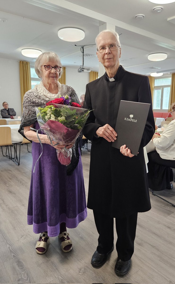 32 vuotta (1966-1998) Kempeleen kirkkoherrana toiminut Veikko Kärnä juhli tänään 90v syntymäpäiväänsä. Paljon onnea! 😊