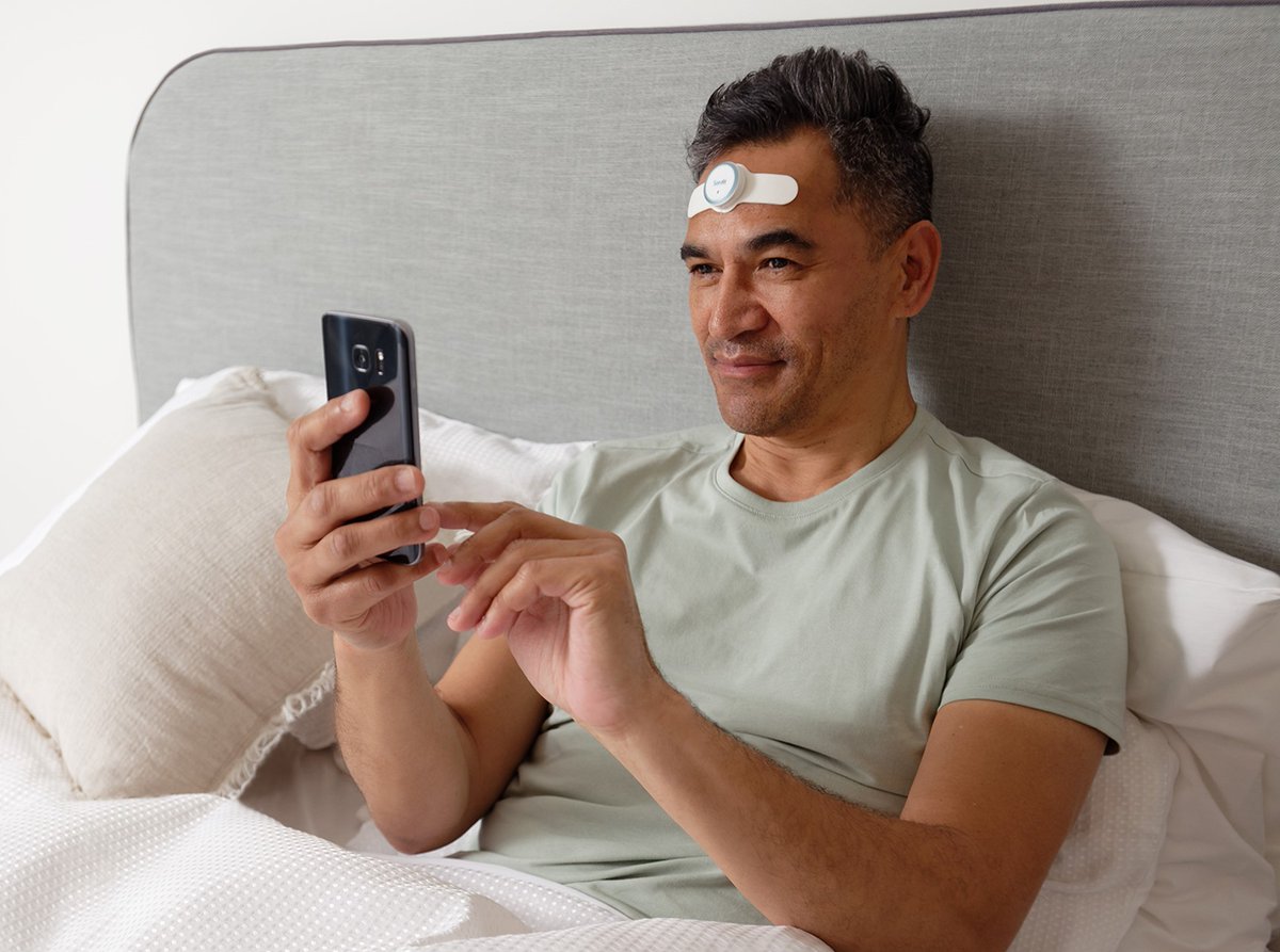 Somfit vs. Other Home Sleep Testing Devices
Deeper Clinical Insights
- Somfit provides a more comprehensive dataset, including EEG and EOG data, essential for accurate sleep staging.
Ease of Use: Somfit is designed for user-friendliness with just a single electrode and an app