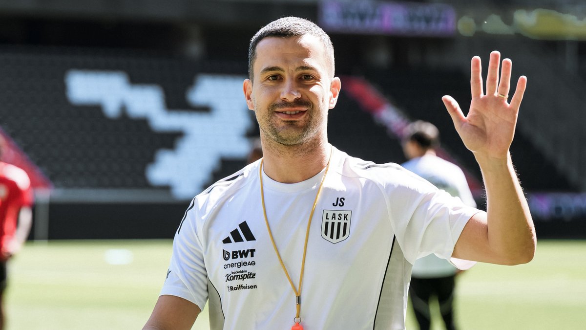 Anpfiff zur neuen Saison! ⚽️
Neo-Cheftrainer Joao #Sacramento und sein Team leiteten am Vormittag die erste Einheit in der #Raiffeisen Arena, anschließend wurde der 36-Jährige im Rahmen der Auftakt-Pressekonferenz der Öffentlichkeit präsentiert. 🎙️ 

📰 tinyurl.com/Auftakt-25-26
