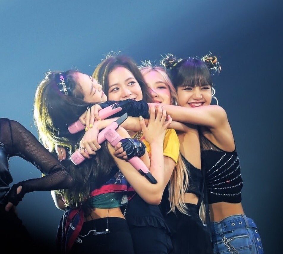globaIpinks's tweet photo. As much as they annoy me, in this Blackpink shit for life 😭 https://t.co/pLrmbkdPfb