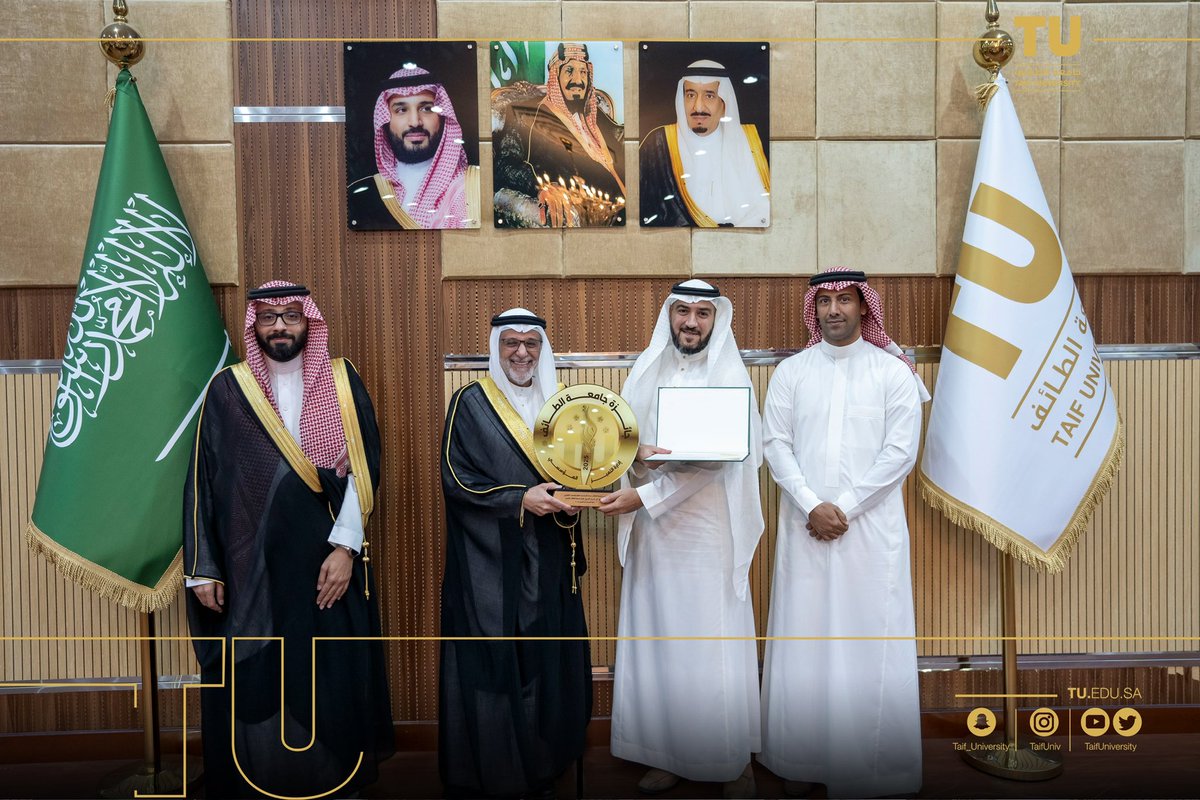 TaifUniversity's tweet photo. كرّم سعادة رئيس #جامعة_الطائف أ.د. يوسف بن عبده عسيري؛ العمادات الفائزة بجائزة الجامعة للتميّز (فئة العمادات).
ويُجسّد هذا الإنجاز التزام تلك العمادات بتعزيز كفاءة الأداء المؤسسي وتطبيق مبادئ الجودة والحوكمة الأكاديمية ، دعماً لمسيرة التطوير والتميّز المستدام.

- العمادات الفائزة :
🥇 المركز الأول : عمادة البحث العلمي والدراسات العليا.
🥈 المركز الثاني : عمادة شؤون الطلاب.
🥉 المركز الثالث : عمادة القبول والتسجيل.