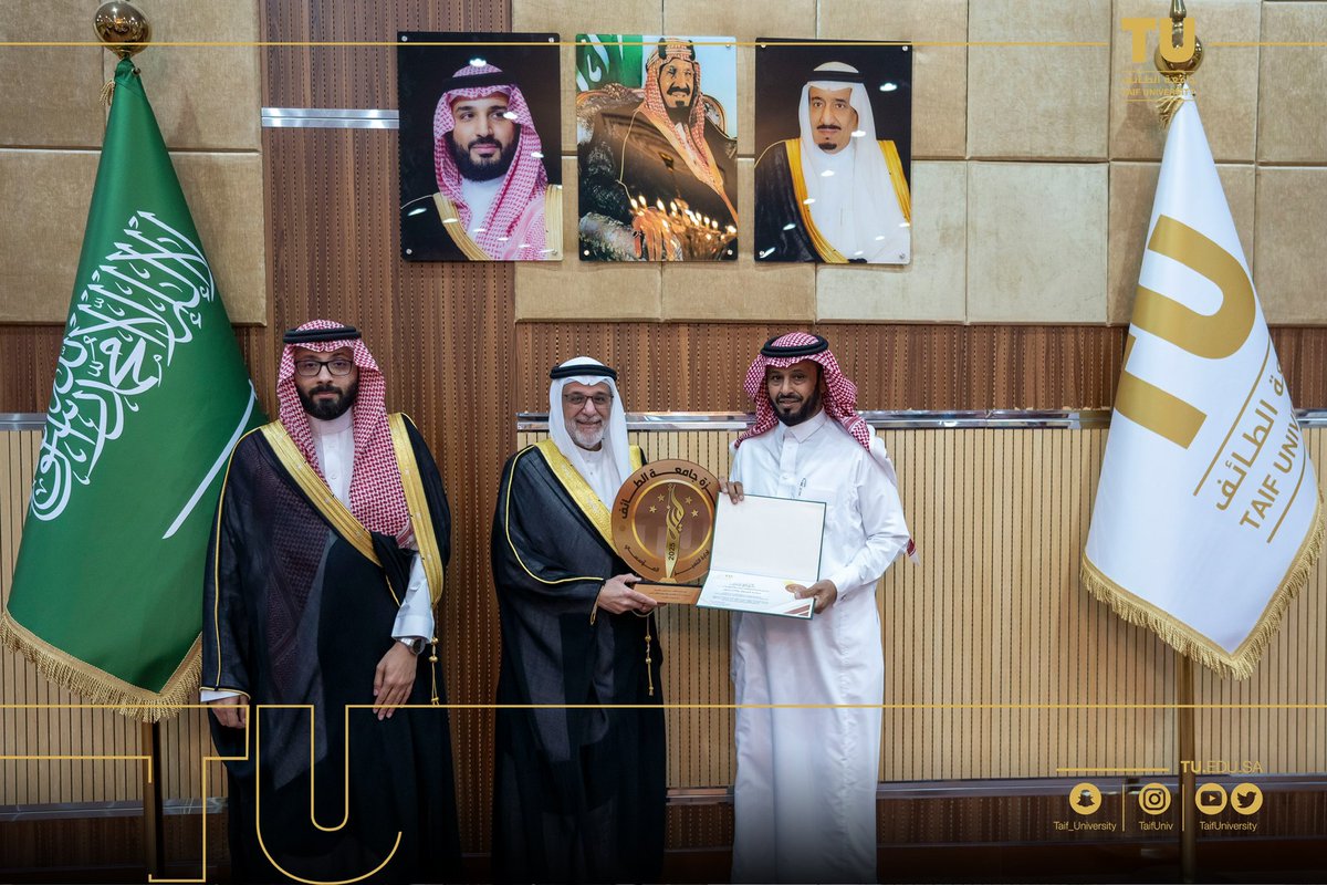 كرّم سعادة رئيس #جامعة_الطائف أ.د. يوسف بن عبده عسيري؛ العمادات الفائزة بجائزة الجامعة للتميّز (فئة العمادات).
ويُجسّد هذا الإنجاز التزام تلك العمادات بتعزيز كفاءة الأداء المؤسسي وتطبيق مبادئ الجودة والحوكمة الأكاديمية ، دعماً لمسيرة التطوير والتميّز المستدام.

- العمادات الفائزة