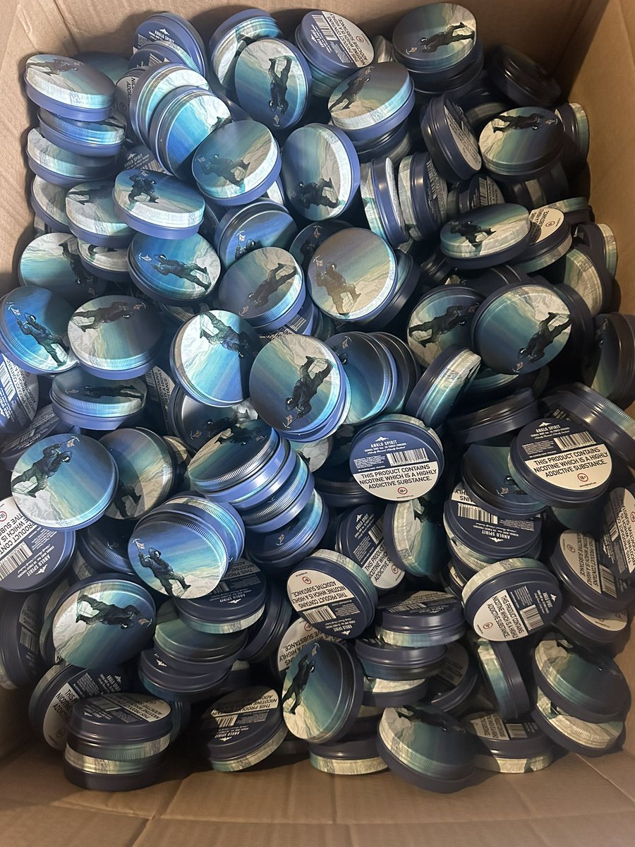 AngloSpiritUK's tweet image. 🚨 GIVEAWAY TIME! 🚨

We can’t advertise on Twitter… so we’re doing this instead:

WIN a YEAR’S SUPPLY (365 cans!) of our naturally flavoured, and sweetened Nicotine Pouches 🫡

To enter:
✅ Like
🔁 Retweet
👥 Tag a mate below

Must be:
🇬🇧 UK-Resident
🔞 18+
🧠 Already a…