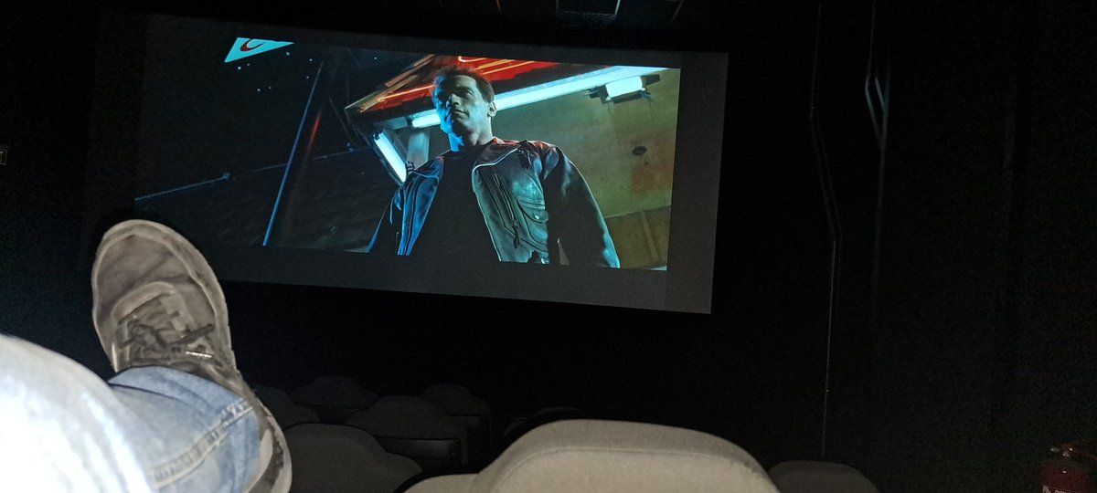 Salonu kapattım. Keyifle izliyorum.