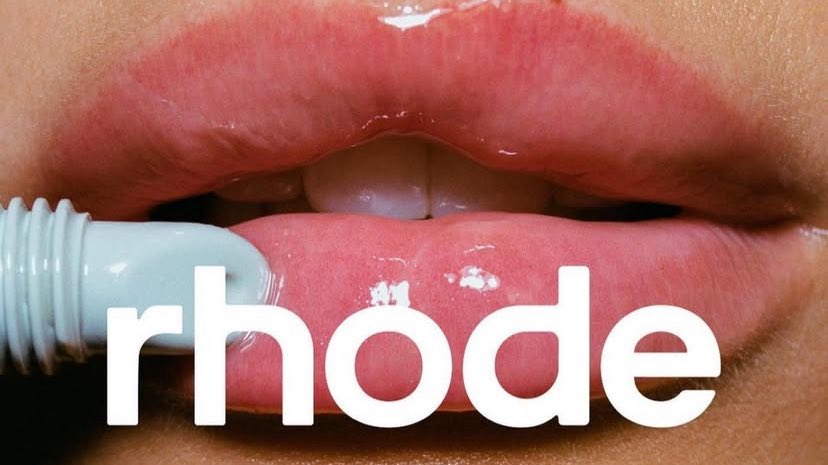 RhodeByGalilea's tweet photo. teasting our lips like the rest our face is essential to hydrated, pout as we age, our collagen and elasrin breakdown...✨🫶🏻 buy right now our peptide treeatment in watermelon or caramel sabor. https://t.co/GEG6ruYAaz
