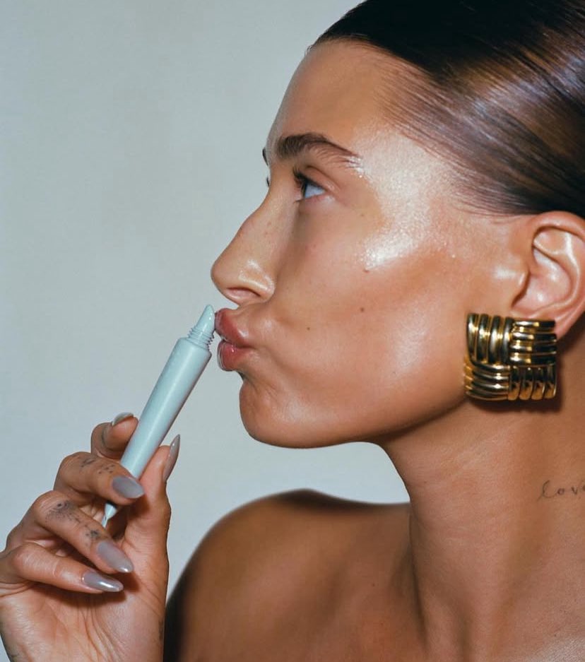 RhodeByGalilea's tweet photo. teasting our lips like the rest our face is essential to hydrated, pout as we age, our collagen and elasrin breakdown...✨🫶🏻 buy right now our peptide treeatment in watermelon or caramel sabor. https://t.co/GEG6ruYAaz