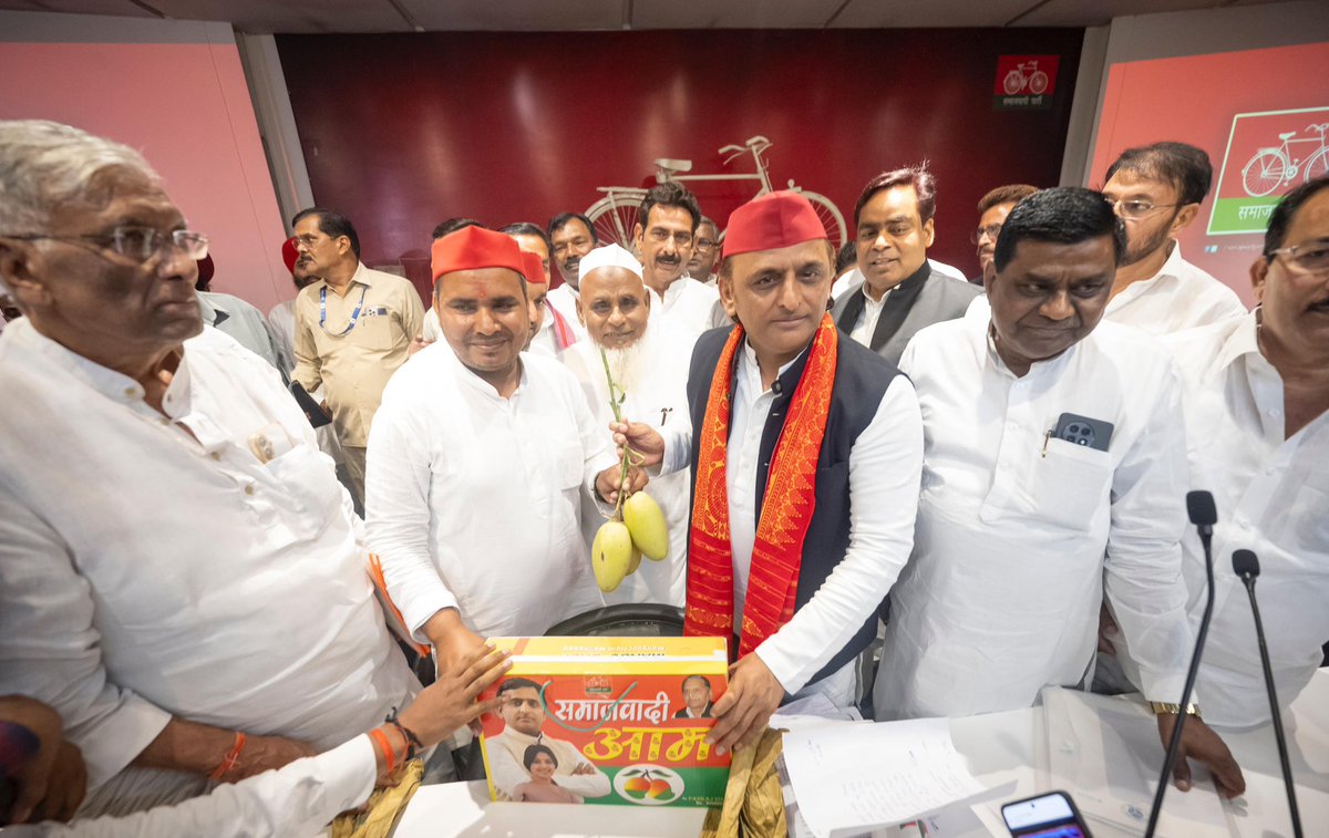 yadavakhilesh's tweet photo. आज लखनऊ में ‘इटावा कथावाचन पीडीए अपमान कांड’ के पीड़ितों का सम्मान किया गया और उनकी आर्थिक हानि के लिए सहायता राशि दी गयी व जिस दृष्टिहीन कलाकार की ढोलक छीनी गयी, उसे नई ढोल भी दी गयी। 

- भागवत कथा तो सबके लिए है, जब सब सुन सकते हैं तो सब बोल क्यों नहीं सकते?

- ⁠भागवत तो भगवान कृष्ण से जुड़ी है, अगर सच्चे कृष्ण भक्तों को ही भागवत कथा कहने से रोका जाएगा तो कोई ये अपमान क्यों सहेगा?

- कुछ लोग कथावाचन में अपना एकाधिकार बनाए रखना चाहते हैं

- कथावाचन को जिन्होंने भावना की जगह व्यवसाय बना लिया है, ‘इटावा कथावाचन पीडीए अपमान कांड’ उन्हीं कुछ प्रभुत्ववादियों और वर्चस्ववादियों की वजह से घटित हुआ है

- अगर PDA समाज से इन लोगों को इतना ही परहेज है तो घोषित कर दें कि परंपरागत रूप से कथा कहनेवाले वर्चस्ववादी, PDA समाज द्वारा दिया गया चढ़ावा-चंदा, दान-दक्षिणा कभी स्वीकार नहीं करेंगे

- प्रभुत्ववादी और वर्चस्ववादी समय-समय पर कभी घर को गंगा जल से तो कभी मंदिर को धुलवाकर PDA समाज का मानसिक उत्पीड़न व अपमान करते हैं, अब सिर तक मुंडवा रहे हैं

- भाजपा राज में PDA समाज को हेय दृष्टि से देखा जाता है

- सच तो ये है कि जैसे-जैसे PDA समाज में चेतना और जागरूकता बढ़ती जा रही है, वैसे-वैसे PDA समाज पर मनोवैज्ञानिक दबाव बनाने के लिए वर्चस्ववादियों के PDA समाज पर अत्याचार बढ़ते जा रहे हैं

- PDA समाज पर लगातार बढ़ते हमलों का असली कारण ये है कि वर्चस्ववादियों को लगता है कि उनके पीछे आज भाजपा की वो सरकार खड़ी है, जो सदियों से शक्तिशाली रहे लोगों की सरकार है, और वो उन्हें बचा लेगी लेकिन अब PDA समाज की एकता और एकजुटता इसका जवाब डटकर देगी

- अगर भाजपा को लगता है कि भागवत या कोई कथा कहने पर एक वर्ग विशेष का ही अधिकार है तो फिर वो इसके लिए भी क़ानून बना कर दिखाए

- जिस दिन PDA समाज ने अपनी कथा अलग से कहनी शुरू कर दी, उस दिन इन परंपरागत शक्तियों का साम्राज्य ढह जाएगा

- भाजपा जाए तो चैन आए!

#जो_पीड़ित_वो_पीडीए