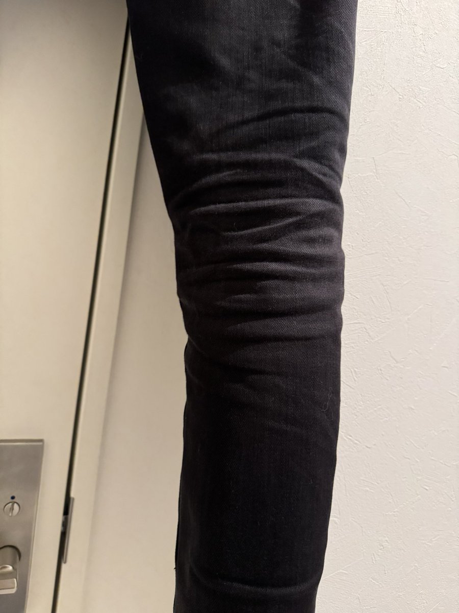 FH_Deme0116's tweet photo. 何年も前に買ったZOZOの黒デニムなんだけど気づいたらいーい感じにハチノスはいってるぞ…！？？ https://t.co/HPYm4Yxb4E