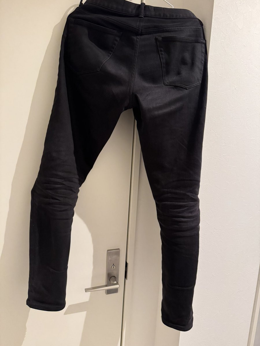FH_Deme0116's tweet photo. 何年も前に買ったZOZOの黒デニムなんだけど気づいたらいーい感じにハチノスはいってるぞ…！？？ https://t.co/HPYm4Yxb4E