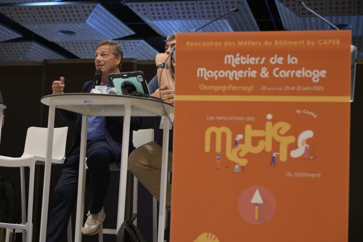 capeb_fr's tweet photo. Top départ pour les Rencontres des Métiers du Bâtiment organisées par la CAPEB !

Chaque famille de métier ouvre cet événement avec sa propre séance d’introduction : un moment important pour faire le point sur les actualités, les dossiers en cours et renforcer les liens au sein du réseau CAPEB.

C’est l’occasion idéale pour :
🟡S’informer sur les enjeux actuels du secteur
🔵Échanger entre professionnels et experts
🟡Rencontrer des confrères venus de toute la France

Nous vous donnons rendez-vous à la Grande Halle d’Auvergne à Clermont-Ferrand, pour vivre un moment fort dédié aux métiers du bâtiment.
Plus de 150 exposants vous attendent avec :
▪️Des innovations à découvrir
▪️Des démonstrations techniques
▪️Des échanges BtoB enrichissants
▪️Et bien d’autres surprises

Un événement à ne pas manquer pour tous les acteurs du bâtiment. Rejoignez-nous nombreux !