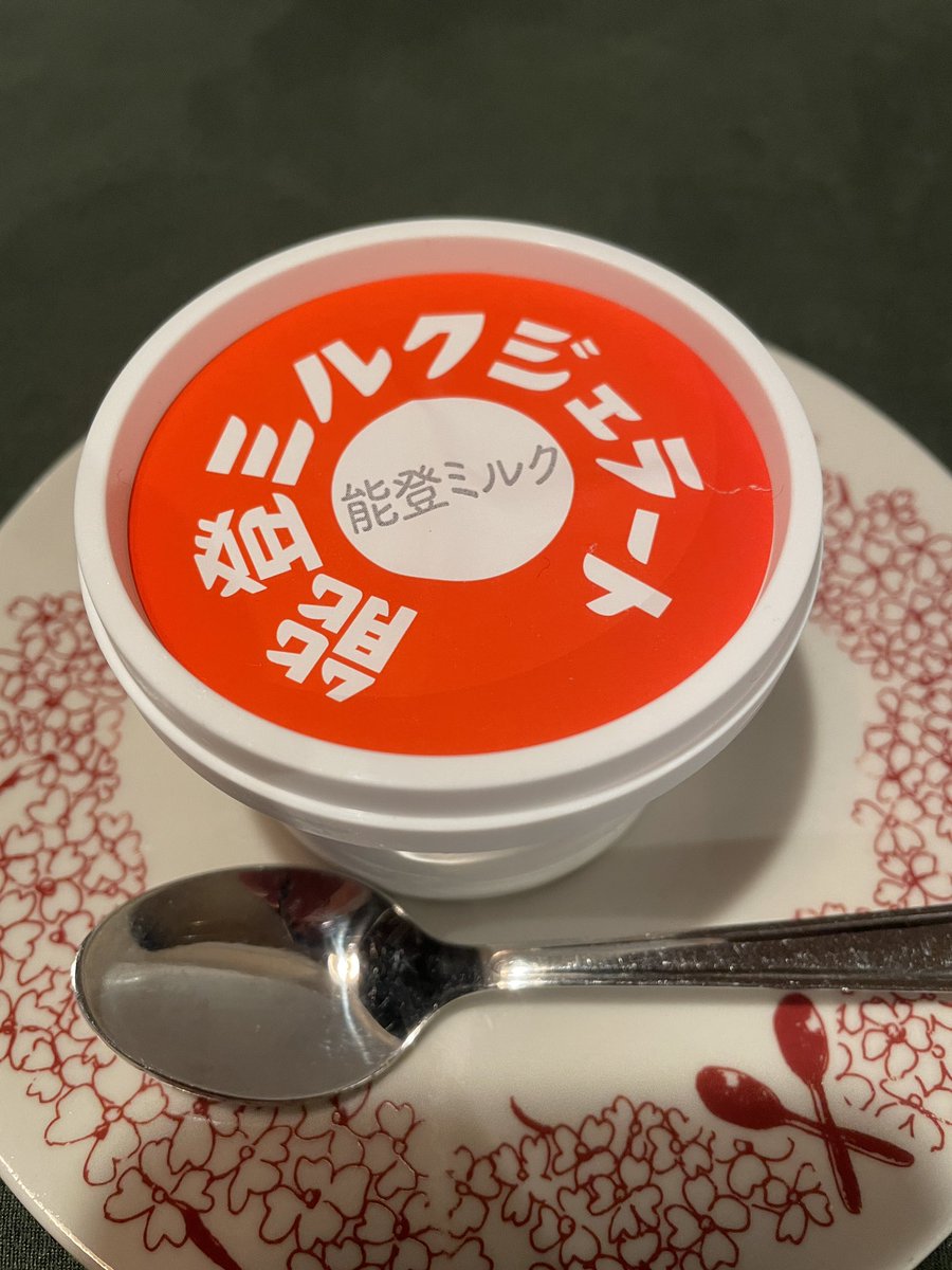 pots_orange's tweet photo. #ボードゲーム #トランプ #食べ歩き
大井町マーブルさんで草場純さん主催のトランプ会に参加。皆様おつ＆あり。またねん。
今回はうんすんカルタ(6人)、イコサカード使用の5人スリートリックス、ぽっつ作のオリジナルトランプゲームのスリップイン。
能登ミルクのミルクジェラートもいただきました。 https://t.co/muLsBVa2zW