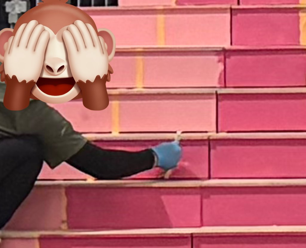 誰だ💢舞台セットに勝手にサインしたのは‼️