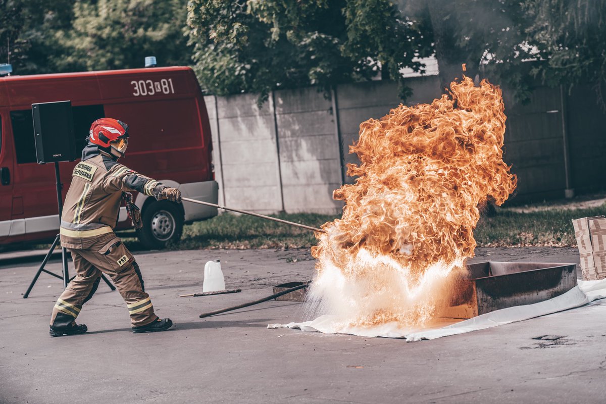 _6BPD_'s tweet photo. Szkolenie z obsługi sprzętu gaśniczego 🔥 Żołnierze doskonalili zasady reagowania na pożar i działania w akcji gaśniczej. Wspólne ćwiczenia z JRG 3 i WSP z 16BPD. Bezpieczeństwo to podstawa! 💪🧯
#Desant #6BPD #WojskoPolskie #CzerwoneBerety #Pożar #Szkolenie #JRG3 #16BPD https://t.co/YHhoC4BAv4