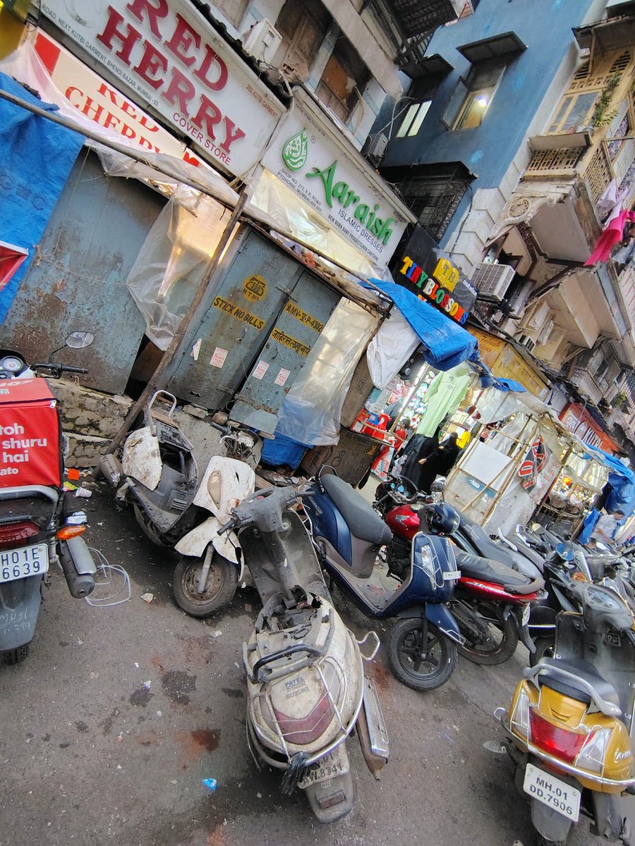 ali_merchant3's tweet photo. Help @MTPHereToHelp @CPMumbaiPolice 
Request you to please remove these 2 scrap scooters frm the road blocking the parking for needy residential staying in local. Pls clear these scrap.
No one knows frm whr it came &amp; parked since 1month. Add: Outside 262, E.R.Road, Mandvi, Mum-03 https://t.co/jdkLCB4Fsz