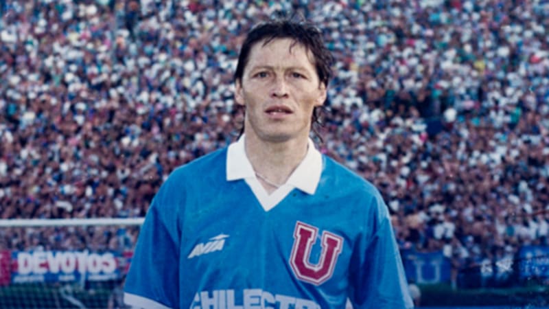 mar_negroazul's tweet photo. Siento una pena profunda en el alma. De esas q duelen.
Gino es imagen de "la Nueva U", esa "U" mágica e inolvidable, q nos devolvió el honor y nos llevó 2 años dps a la gloria.
Héroe de infancia,quien colaboró para q los niños azules volviésemos a reír. Serás eterno,Gino querido. https://t.co/Jc2K637N9a