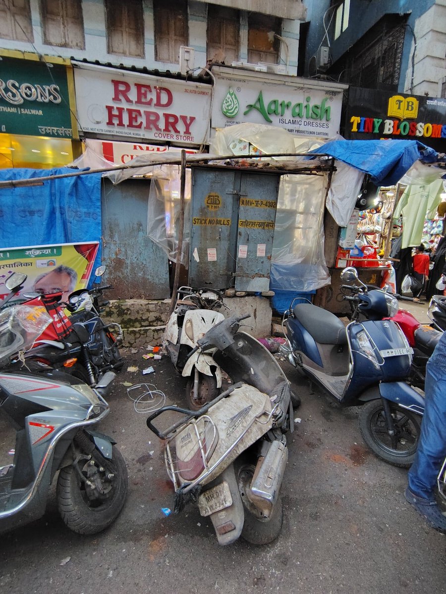 ali_merchant3's tweet photo. Help @MTPHereToHelp @CPMumbaiPolice 
Request you to please remove these 2 scrap scooters frm the road blocking the parking for needy residential staying in local. Pls clear these scrap.
No one knows frm whr it came &amp; parked since 1month. Add: Outside 262, E.R.Road, Mandvi, Mum-03 https://t.co/jdkLCB4Fsz