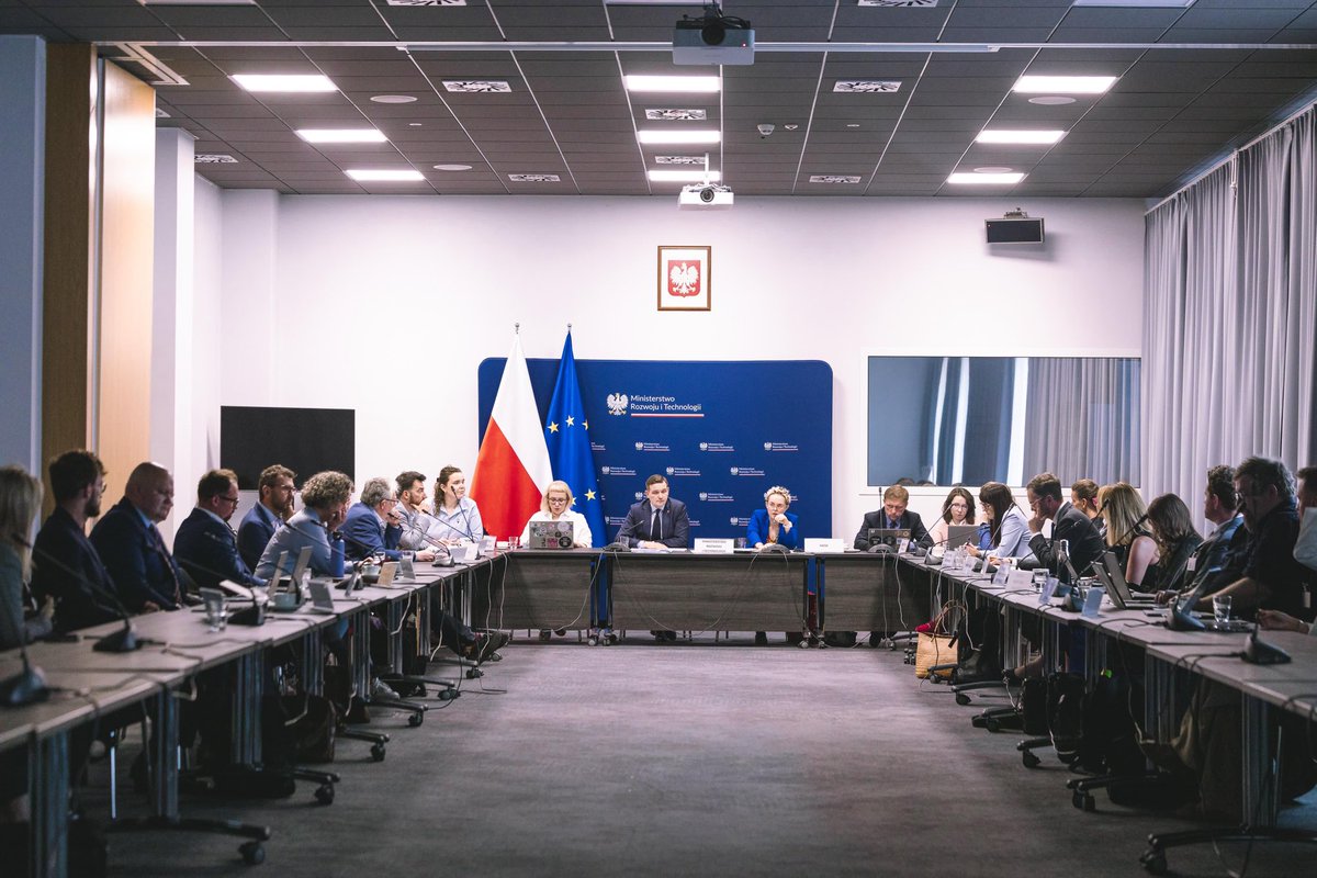 Wzmocnienie rozwoju cyfrowego polskich firm to cel projektu “Cyfrowy Biznes”. Jego założenia przedstawiono dziś w #MRIT. 💬Aktywny udział strony społecznej i przedsiębiorców jest niezbędny do zwiększenia cyfryzacji i cyberbezpieczeństwa polskich firm. Naszym celem jest pomoc