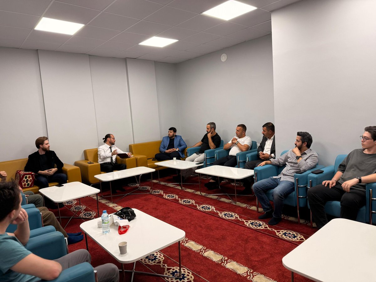 Her Hafta Pazartesi Günleri İl Temsilciliğimizde Eğitim Koordinatörlüğü olarak Gerçekleştirdiğimiz #Velhâsıl Tefsir Sohbetlerimiz Devam Etmektedir.✅

Bu hafta, Maide sûresi 17-26 arası ayetlerini okuyup anlamaya çalıştık.

Sizleride sıcak bir çaya, samimi bir sohbete bekleriz.🙋🏻‍♂️