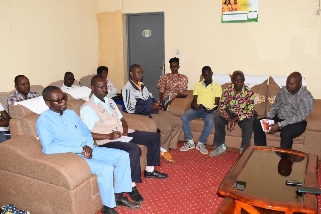 1. #Burundi: Le gouverneur de <a href="/CankuzoProvince/">Province Cankuzo</a> <a href="/BanyiyezakoB/">Banyiyezako Boniface</a> a tenu, ce mardi, dans son cabinet, une réunion de sécurité à l' intention des chefs de services provinciaux.
Il les a interpellés à renforcer la collaboration et la communication pour mieux servir la population.