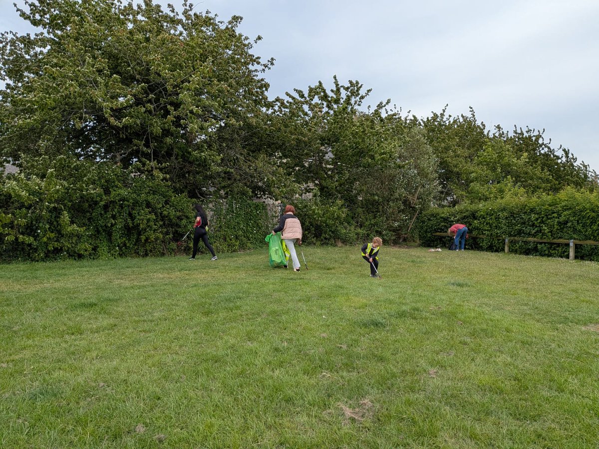 ♻️ Our FREE #PLKicks sessions @Lockleazesport offer unique opportunities for participants throughout the year.

Our youth council recently organised a community litter pick at Lockleaze Sports Centre, collecting two full bags of rubbish! Great work guys.

For more info about our
