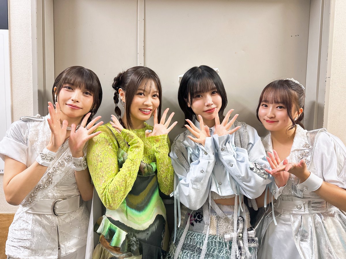 Suzuki_Konomin's tweet photo. fripSideさんの阿部寿世さん、上杉真央さん、Liyuuさんと！

皆んなでバトンを繋いでいく方式で
個性の爆発、胸熱展開の連続だったな

新たな刺激をたんまりいただいた
1日でした❤️‍🔥

#でしょフェス https://t.co/m6tb1EegRB