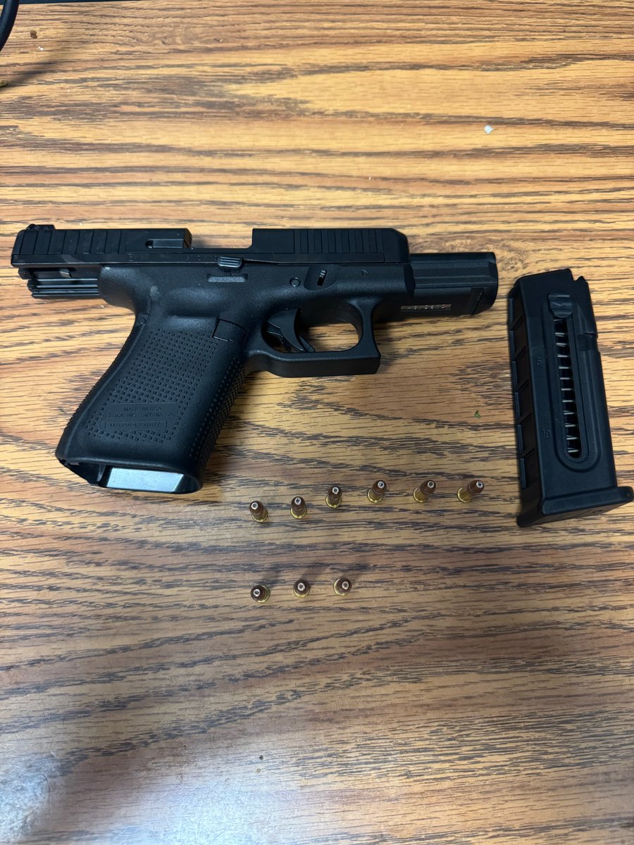 PPDJosephBusa's tweet image. Outstanding work by 39th District Officers P/O Lee, P/O Gershwin, P/O Stasik, P/O Mooney, P/O Rodriguez & P/O Smith. 4 individuals in custody and 4 firearms recovered. @PPD39Dist