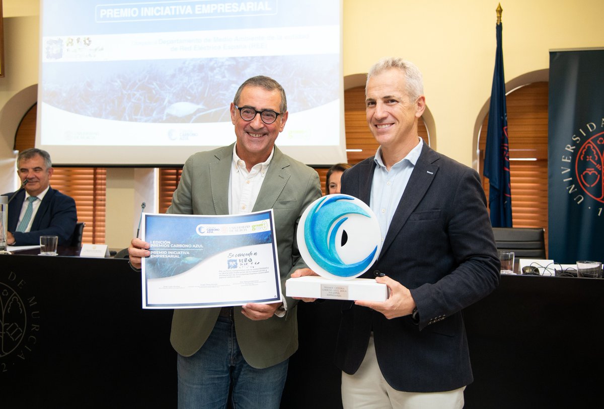 Red Eléctrica (@redelectricaree) on Twitter photo 👏🏻👏🏻La Cátedra de Carbono Azul de la <a href="/UMU/">Universidad Murcia</a> reconoce nuestro compromiso con los ecosistemas marinos.
👨🏻🎓Su rector, <a href="/JoseLujanRector/">José Luján Alcaraz</a> entrega el Primer Premio 'Iniciativa empresarial' #RedElectricaREE .
🌊🌱El galardón subraya el valor del Bosque Marino en Pollença, que 👏🏻👏🏻La Cátedra de Carbono Azul de la <a href="/UMU/">Universidad Murcia</a> reconoce nuestro compromiso con los ecosistemas marinos.
👨🏻🎓Su rector, <a href="/JoseLujanRector/">José Luján Alcaraz</a> entrega el Primer Premio 'Iniciativa empresarial' #RedElectricaREE .
🌊🌱El galardón subraya el valor del Bosque Marino en Pollença, que