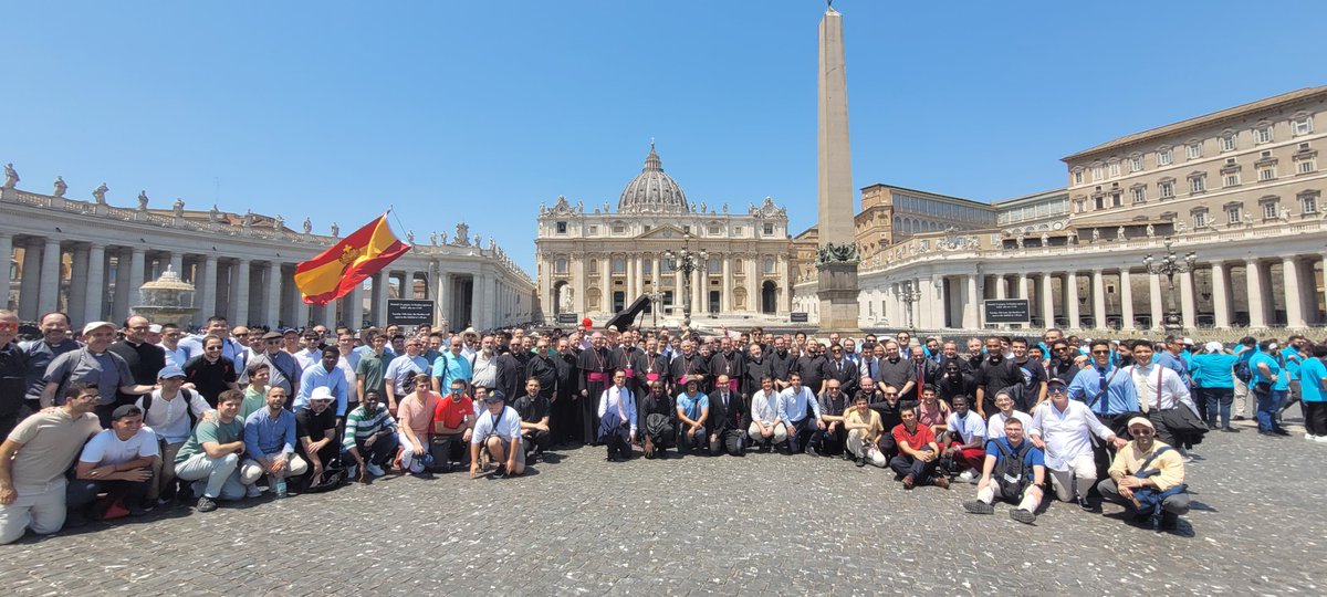 Hoy, en el Jubileo de los seminaristas, entrada por la puerta santa y catequesis con el papa. Aquí os ofrecemos la foto de los seminaristas españoles. Oramos por ellos.