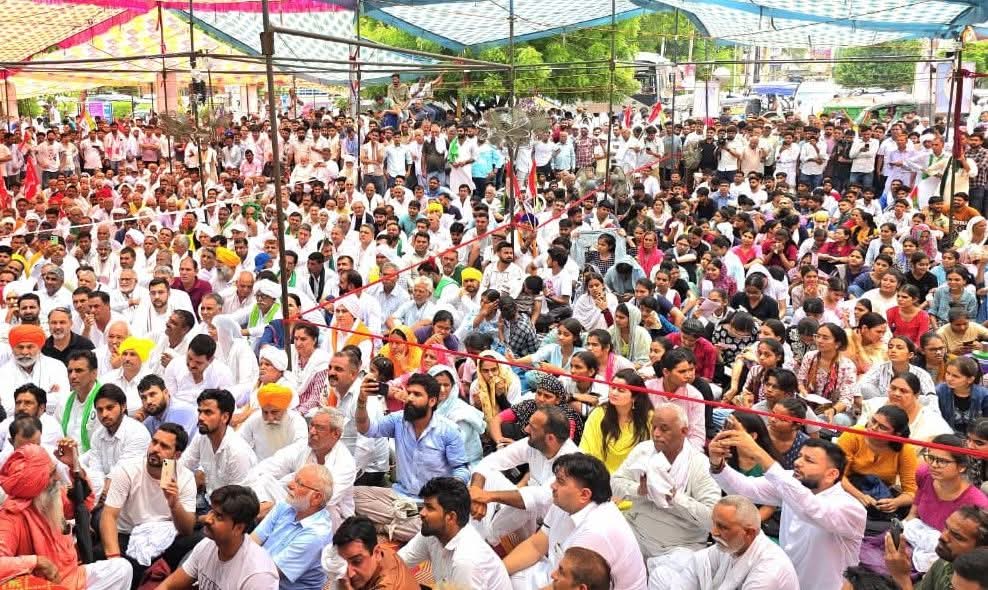 हरियाणा कृषि विश्वविद्यालय हिसार में विगत दिनों छात्रों पर हुए लाठीचार्ज के विषय को लेकर आज गेट नंबर 4 पर आयोजित छात्र न्याय महापंचायत में हिस्सा लिया और देश के नौजवान व किसान को सम्बोधित किया सरकार इस विषय का संज्ञान लेते हुए दोषियों पर प्रभावी कार्रवाई करें।
<a href="/NayabSainiBJP/">Nayab Saini</a>
<a href="/ANI/">ANI</a>