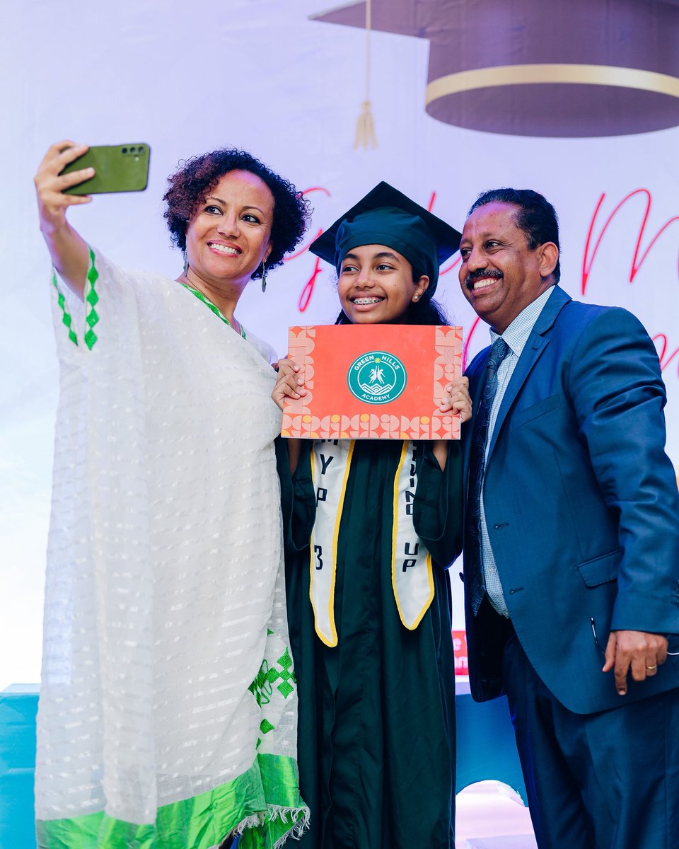 GHA_rwanda's tweet image. A big round of applause to our Grade 8 learners for moving up to High School! We're proud of you and look forward to the many achievements and milestones you'll reach in this next chapter of your educational journey. 🎓💫