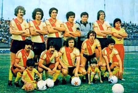 Un día como hoy nació en la provincia de Córdoba Argentina 🇦🇷 Víctor Juan Binello.

💪🏼 Defensor central (comparable con los mejores del Morelia) llegó para el segundo ascenso rojiamarillo en 1982, marcó 9 goles con el Canario.

🎂Abrazo y feliz cumpleaños al gran Victor Binello.