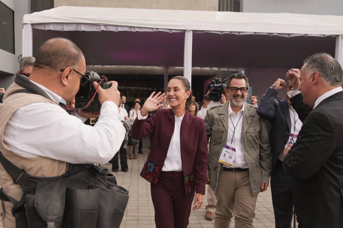 ivan_escalante's tweet photo. Ha sido un camino largo, de recorrer el país, de escuchar a la gente, de luchar por la justicia. De comprometerse con la educación, con la movilidad. De estar en donde muchos no conocen; y en algunos de estos años he tenido el privilegio y honor de acompañarla. Que sea un feliz cumpleaños, Presidenta @Claudiashein. 
Siempre los mejores deseos para usted. Un abrazo con mucho cariño.

#FelicidadesPresidenta