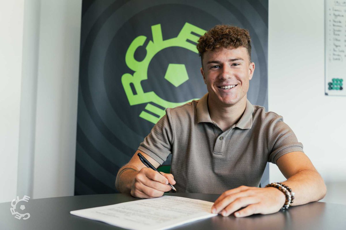 Cercle Brugge (@cercleofficial) on Twitter photo ๐๐จ๐ซ๐ ๐จ๐ ๐๐๐ง๐๐๐ซ ๐
Xander Martlรฉ (21) heeft zijn contract bij de Vereniging verlengd. De aanvallende middenvelder tekende een overeenkomst tot juni 2026, met de optie op een bijkomend jaar.
In de voorbereiding op het nieuwe seizoen traint Martlรฉ op dit moment mee met ๐๐จ๐ซ๐ ๐จ๐ ๐๐๐ง๐๐๐ซ ๐
Xander Martlรฉ (21) heeft zijn contract bij de Vereniging verlengd. De aanvallende middenvelder tekende een overeenkomst tot juni 2026, met de optie op een bijkomend jaar.
In de voorbereiding op het nieuwe seizoen traint Martlรฉ op dit moment mee met
