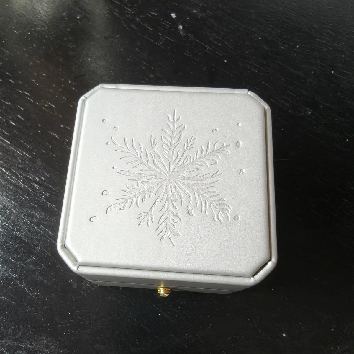 [Pre] fanmade LaD 
กล่องแหวน Zayne
• 195฿

ปิดรับ 31/7 20.00

**ไม่รวมส่ง+นำเข้า
ค่าส่งในไทยเริ่ม 40฿ 

ผลิต ~2 สัปดาห์หลังปิดพรี

ฟอร์มสั่งซื้อ
forms.gle/7ZTuWXLSqEM1TK…

สนใจสอบถามได้นะคะ💖
#ตลาดนัดLoveandDeepspace
#ตลาดนัดLaD #ตลาดนัดLnD #ตลาดนัดlovedeep