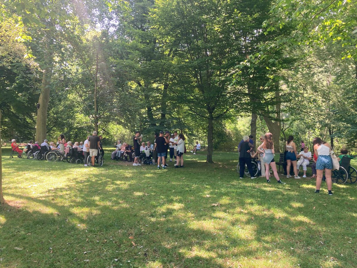 Vuelven las tradiciones de verano🌞

Esta semana hemos retomado los encuentros con <a href="/Tasubinsa/">TASUBINSA</a> Villatuerta. Un espacio intergeneracional en el que realizamos diferentes actividades

Hoy con el calor🌡nos ha parecido que lo mejor era ir a pasear por Los Llanos

#intergeneracional