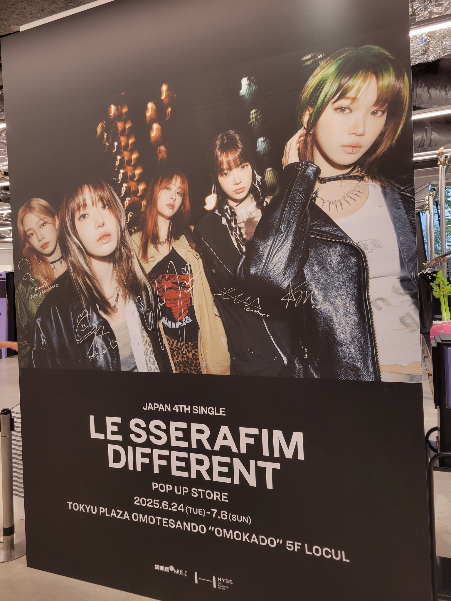 LE SSERAFIM DIFFERENT popup コラボ フーディ NEWS | LE SSERAFIM Japan official site