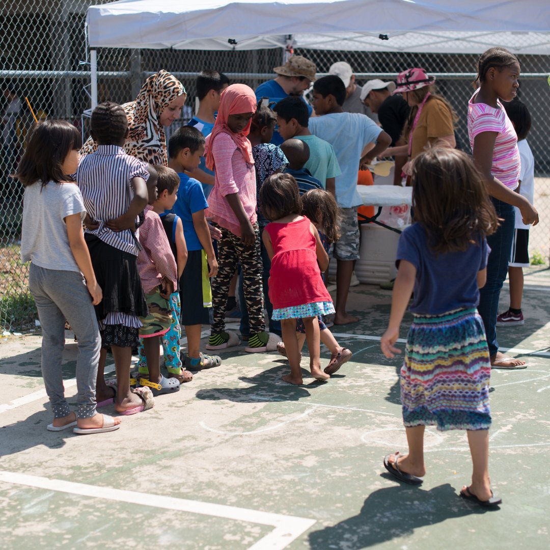 Las comunidades prósperas comienzan con platos llenos. Desde huertos locales hasta bancos de alimentos, cada esfuerzo por aumentar el acceso a alimentos nutritivos es una semilla de esperanza. Juntos, podemos acabar con el hambre y construir comunidades resilientes desde la base.